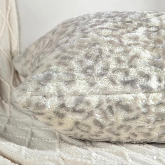 Faux Fur White Leopard Print Pillow Case 18” x 18” - Picture 4 of 7
